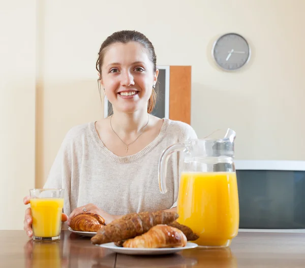 Femme petit déjeuner avec jus de fruits — Photo