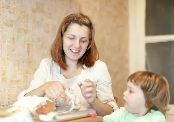 Madre feliz con hija cocinando —  Fotos de Stock