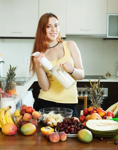 Frau macht Milchshake — Stockfoto