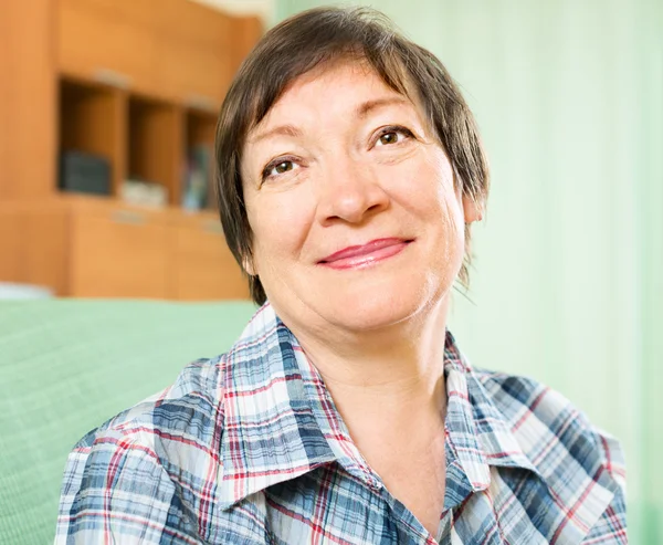 Sorrindo mulher madura em roupas casuais — Fotografia de Stock