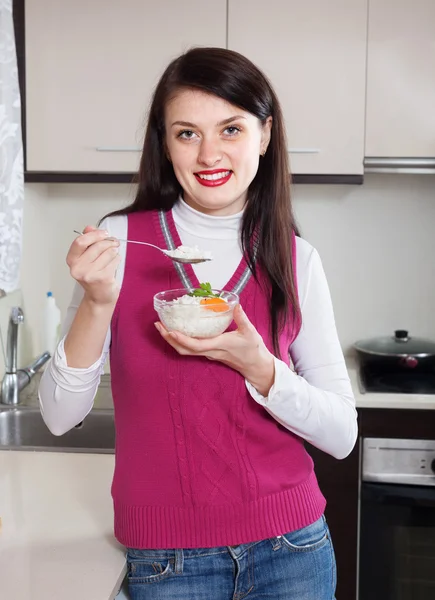 Mulher sorridente comendo arroz — Fotografia de Stock