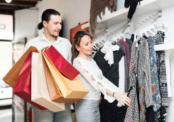 Pareja ordinaria eligiendo ropa — Foto de Stock