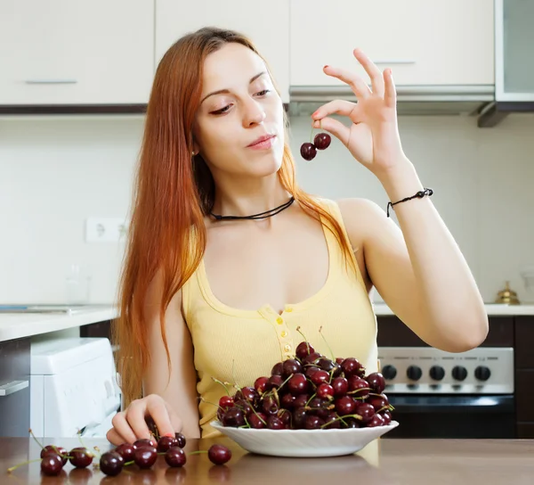 Young woman with cherries — Stock Photo, Image