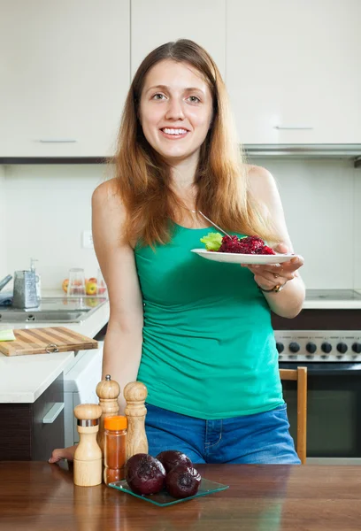 Girl in green with boiled beets — Stock Photo, Image