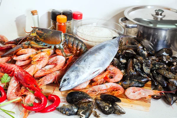 Сырые морепродукты и рыба — стоковое фото