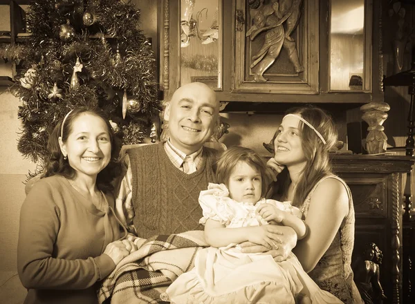 Antiguo retrato de familia feliz en Navidad — Foto de Stock