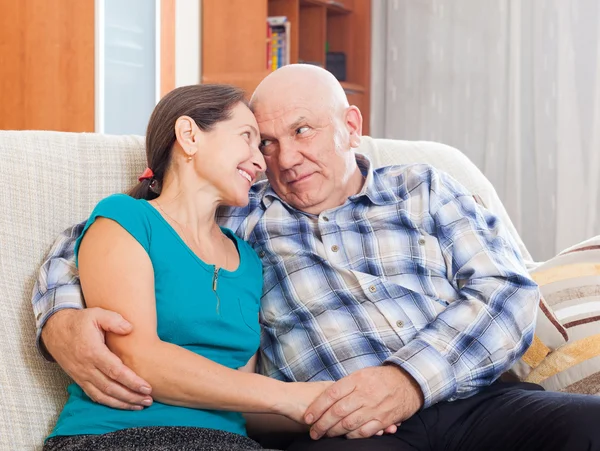 Liefdevolle senior koppel samen — Stockfoto