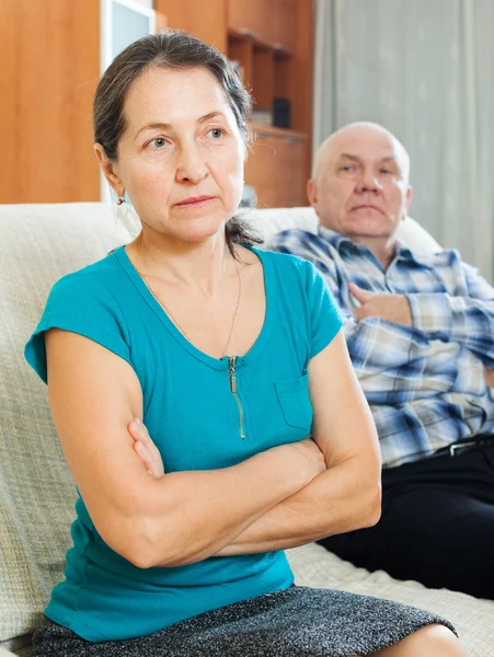 Расстроенная зрелая женщина против пожилого мужа — стоковое фото