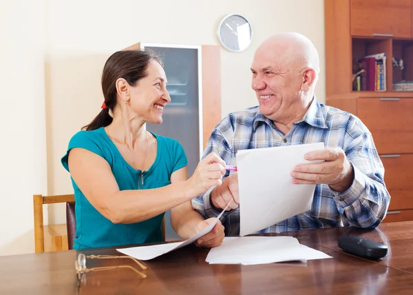 Счастливая пожилая пара с документами — стоковое фото