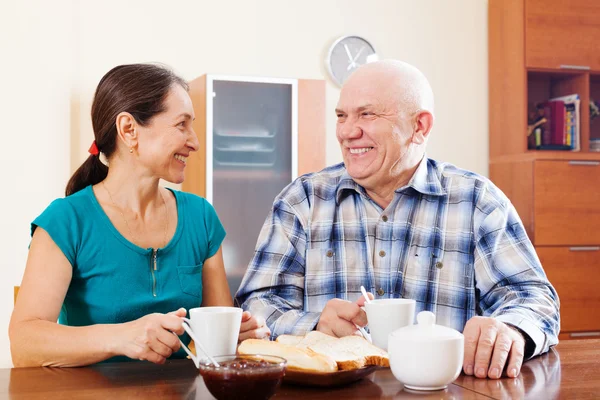 Glad äldre par att ha te — Stockfoto