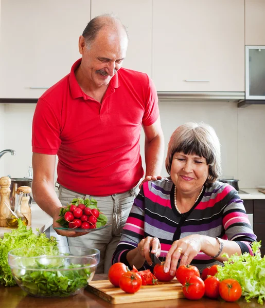 Äldre par matlagning i köket — Stockfoto