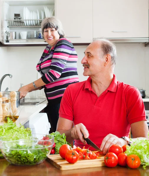 Happy elderly couple doing chores — Stock Photo, Image