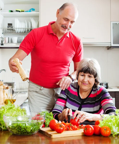 Pareja de ancianos cocinando con tomates —  Fotos de Stock