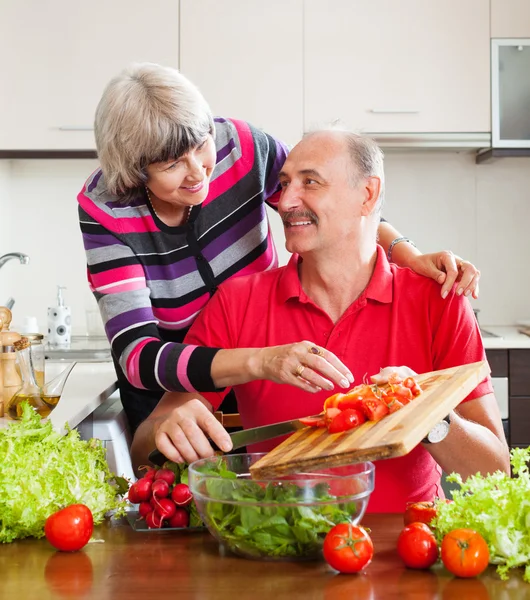 高齢者のカップルを調理 — ストック写真