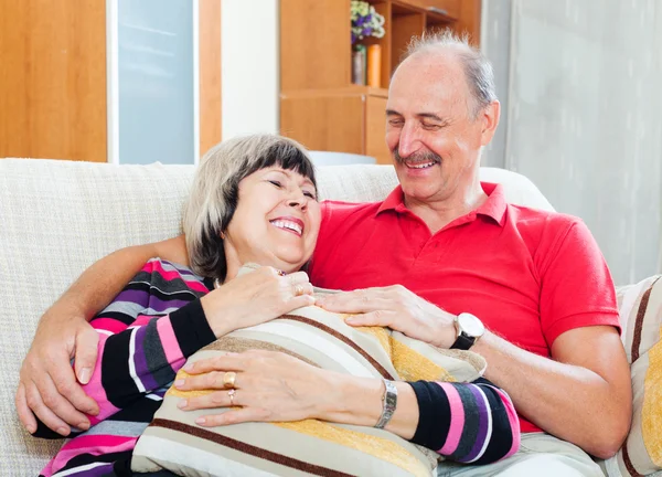 Porträt eines glücklichen, normalen, reifen Paares — Stockfoto