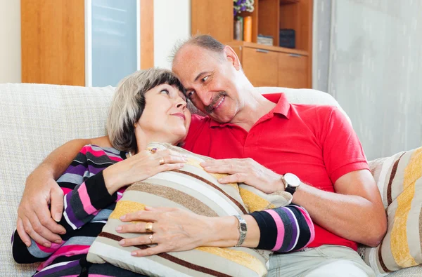 Kärleksfull casual äldre par — Stockfoto