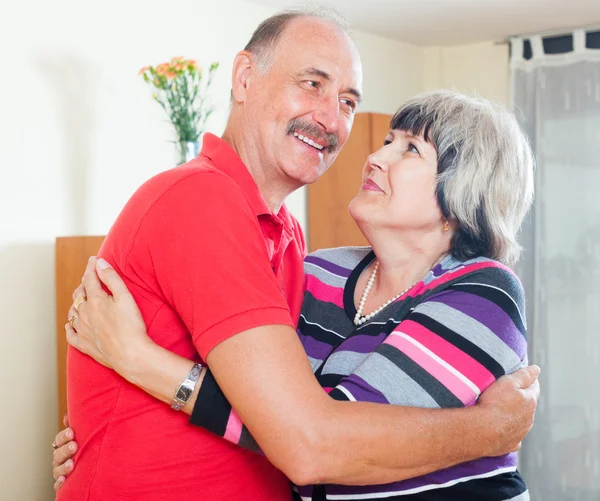 Kärleksfull äldre par tillsammans — Stockfoto