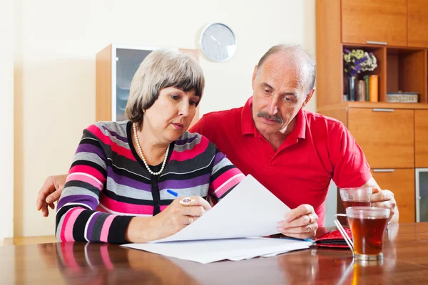 Mature couple fills in the questionnaire — Stock Photo, Image