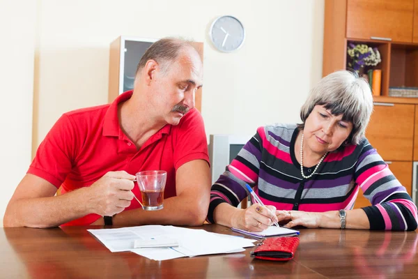 Couple âgé calculant le budget familial — Photo