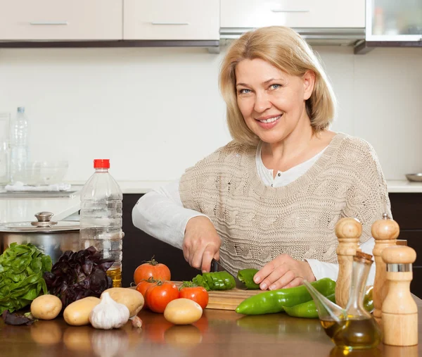 Dona de casa cozinhar almoço com veggy — Fotografia de Stock