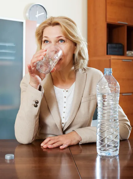 Reife Frau trinkt Wasser — Stockfoto