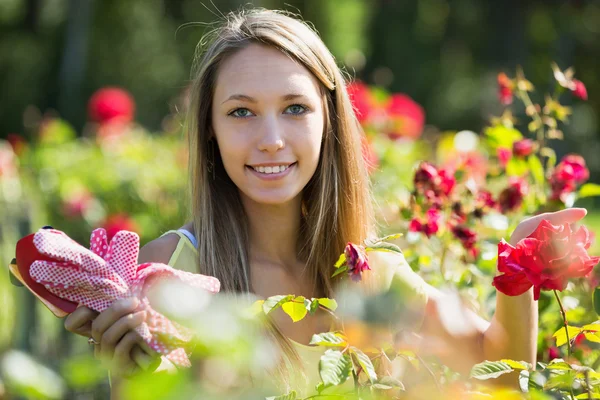 Šťastná žena v zahradě zahradnictví — Stock fotografie