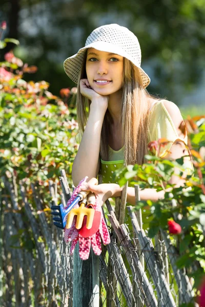 女性の花屋、庭で — ストック写真