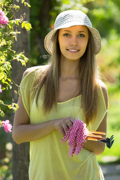 Florista feminina trabalhando em jardim — Fotografia de Stock