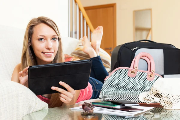 Mujer que busca destino de viaje en la tableta — Foto de Stock