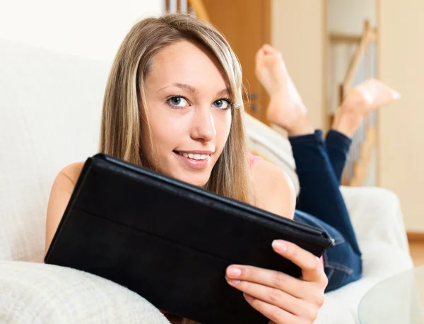 Mulher jovem navegando na web com tablet — Fotografia de Stock