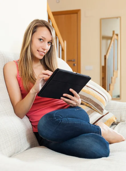 Menina no sofá com tablet pc — Fotografia de Stock