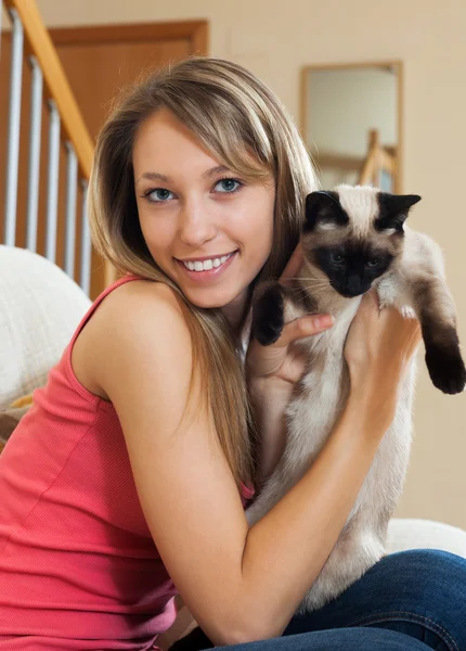 Retrato chica con gato —  Fotos de Stock