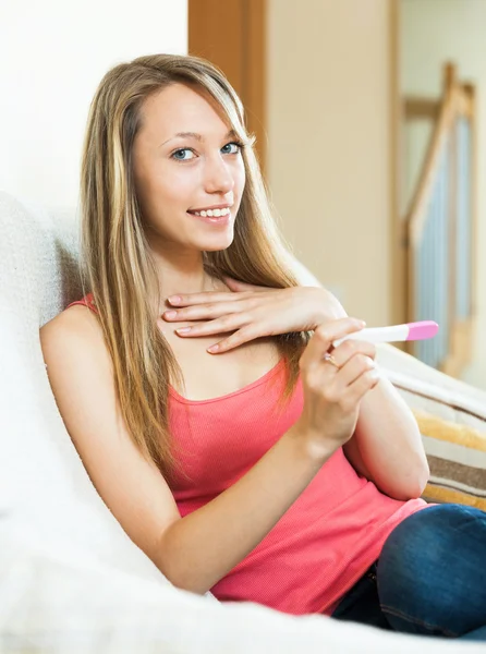 Verrast vrouw met zwangerschapstest — Stockfoto