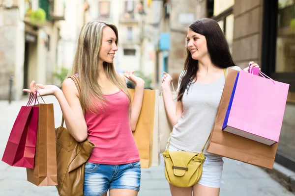 Two smiling young women doing shopping — Stock Photo, Image