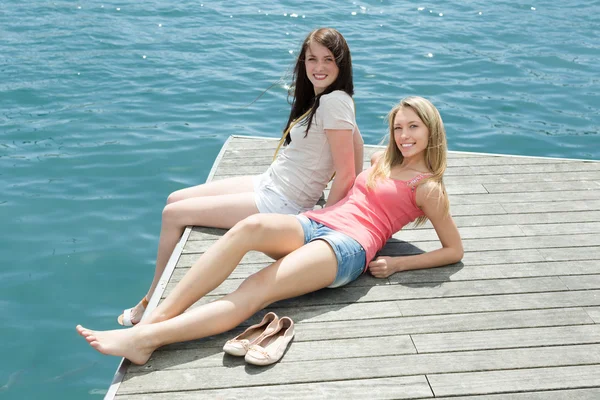 Meninas tomando banhos de sol — Fotografia de Stock
