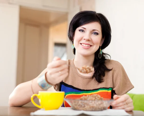 Belleza mujer come cereal — Foto de Stock