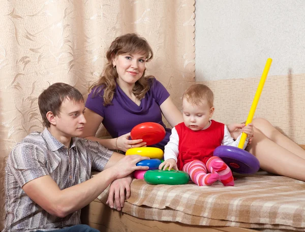 Rodiče s batoletem doma — Stock fotografie