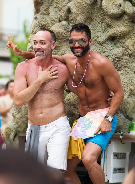 Happy couple at gay pride parade in Sitges — Stock Photo, Image