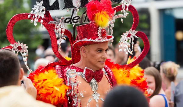 Člověk oblečený v kostýmu na pochod gay pride v sitges — Stock fotografie