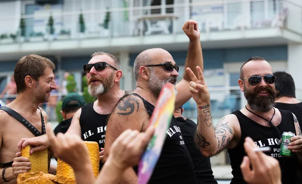 胡子的男人，在同性恋骄傲游行在锡切斯 — 图库照片