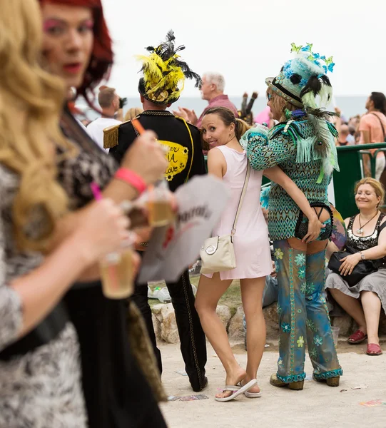 Gente disfrazada en el desfile del orgullo gay en Sitges — Foto de Stock