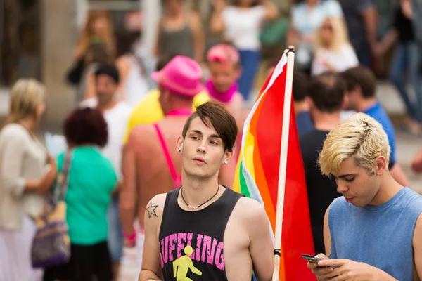 Chicos con bandera de arco iris en el desfile del orgullo gay en Sitges —  Fotos de Stock