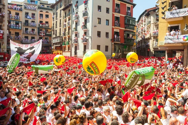 Multitud esperando la inauguración del festival de San Fermín — Foto de Stock