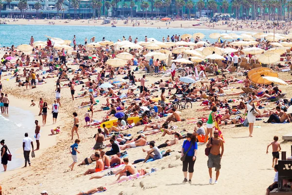 People sunbathing on  Mediterranean beach — Stock Photo, Image