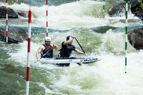 Niezidentyfikowane sportowcy walczą z przepływu — Zdjęcie stockowe