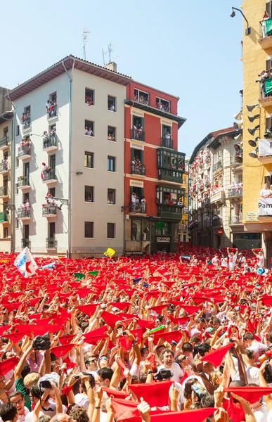 Gente esperando la inauguración del festival de San Fermín — Foto de Stock