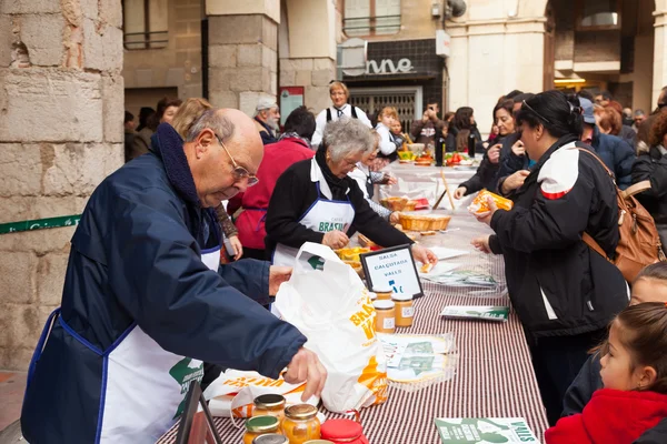 Competizione per la migliore salsa per calsot alla griglia a Valls — Foto Stock