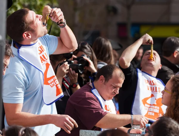 Competition for best eater of grilled calsot in Valls — Stock Photo, Image