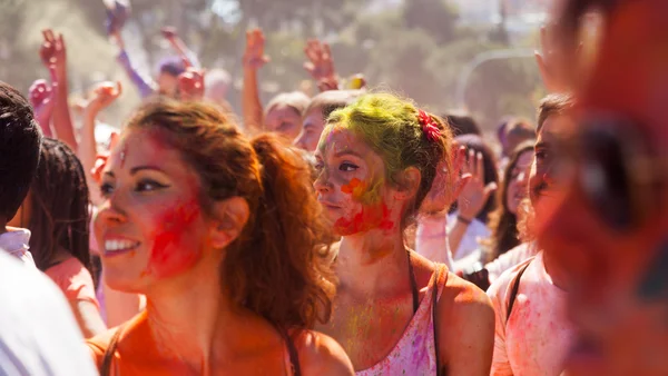 Frauen beim festival holi in barcelona — Stockfoto