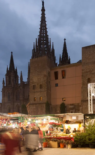 Mercado de Navidad cerca de Catedral en Barcelona — Foto de Stock